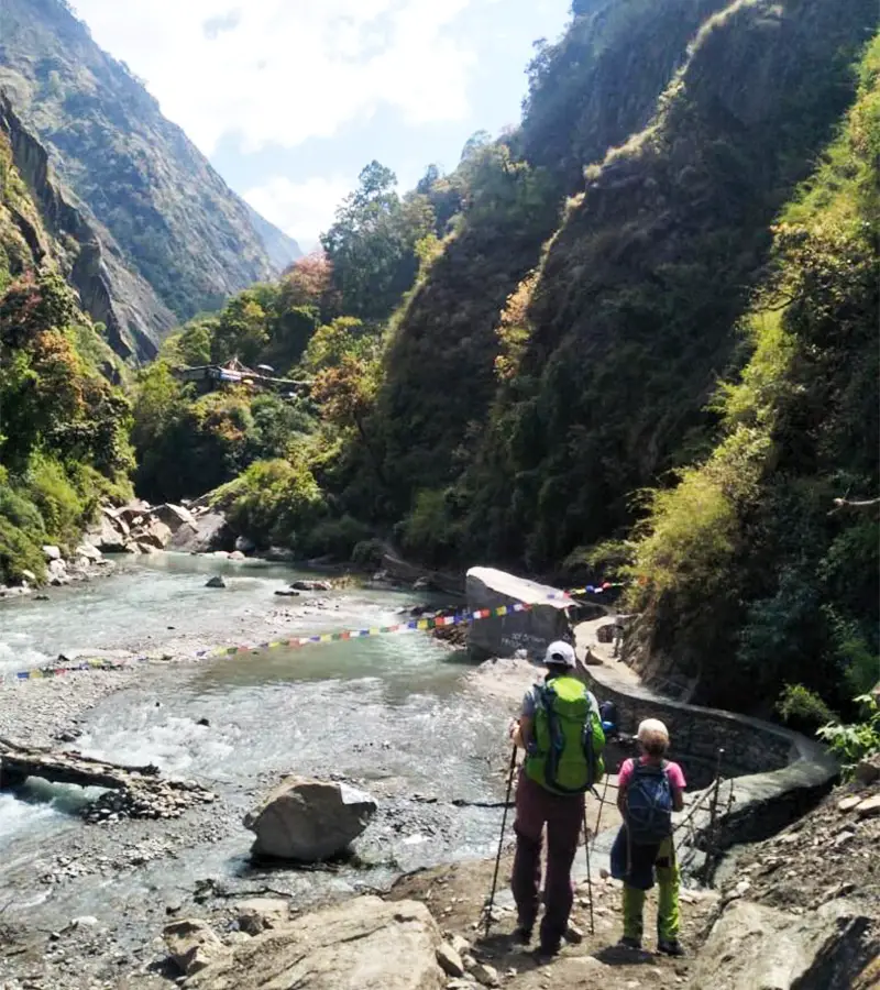 Mutter und Tochter reisen durch Nepal