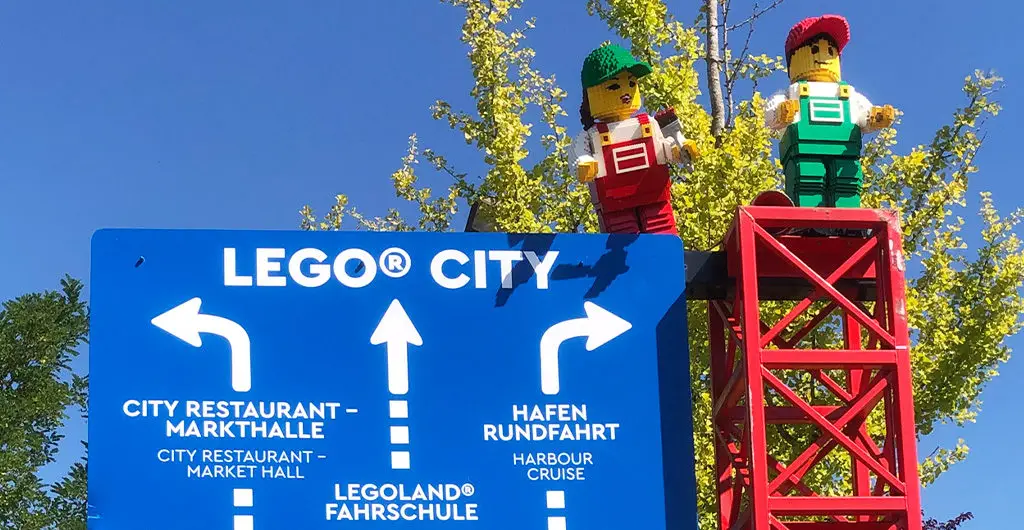 Im Legoland weisen freundliche Wegweiser den Weg für Eltern und Kinder
