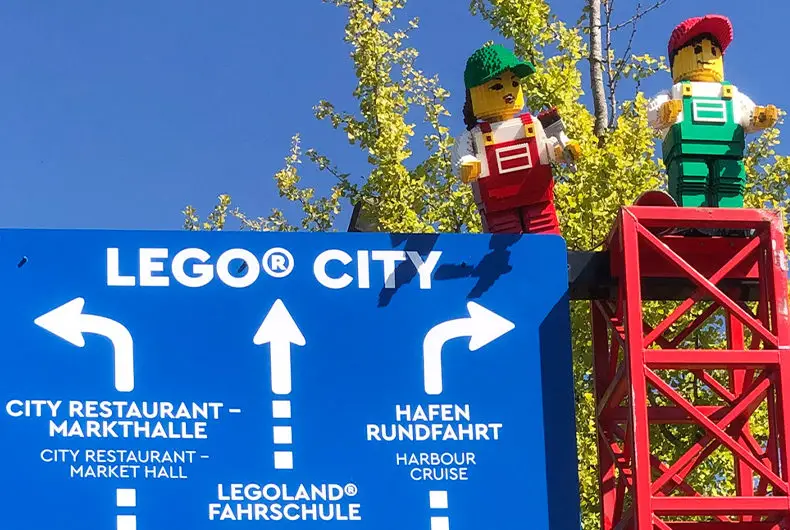 Im Legoland weisen freundliche Wegweiser den Weg für Eltern und Kinder
