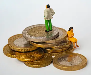 Der Streit ums liebe Geld führt bei vielen Familien dazu, das nach der Trennung und vor der Scheidung anwaltliche Hilfe benötigt wird.