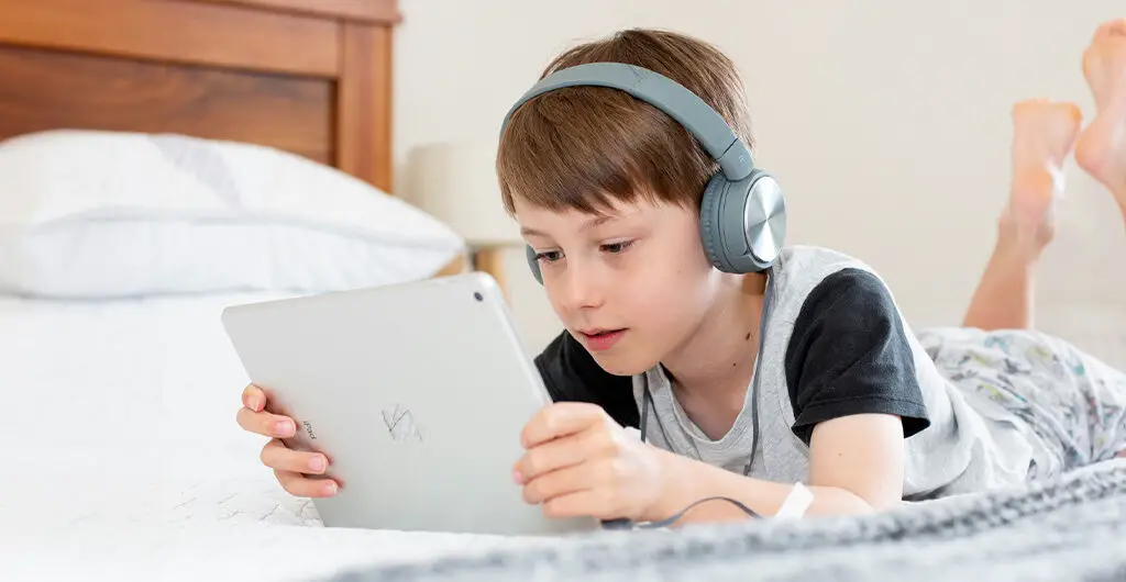 Zeig deinem Kind, dass das Internet spannend ist – aber auch Regeln braucht. So gelingt gemeinsam der Einstieg.