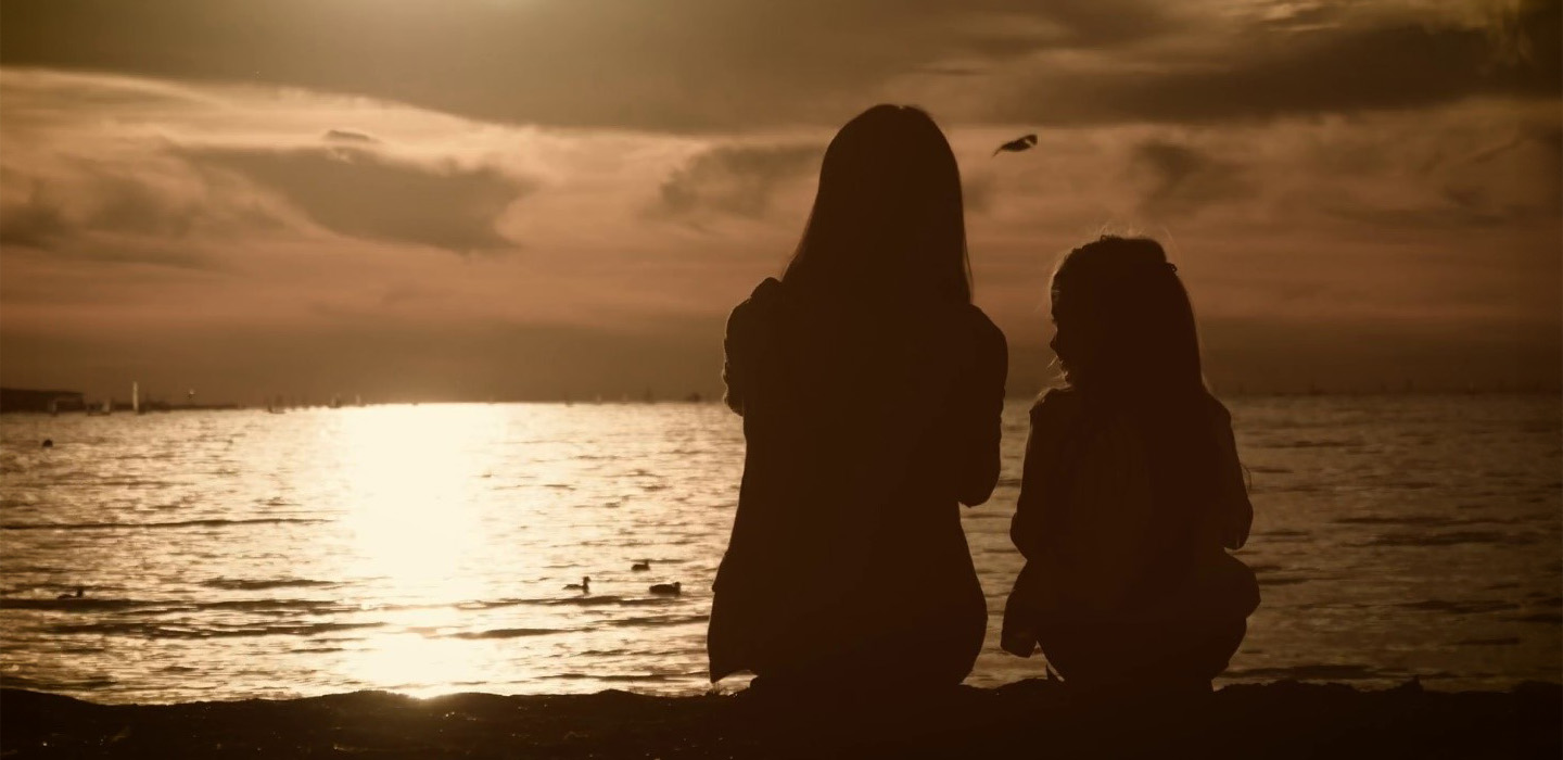 Im Buchtipp "Ans Steuer und los" schreibt die alleinerziehende Mama Hanna Franz über die gemeinsame Reise mit ihrer Tochter durch Europa.